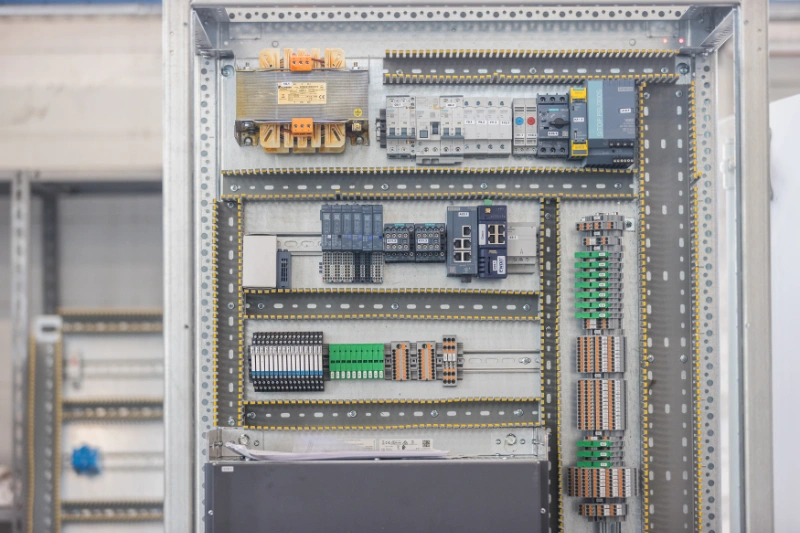 AdobeStock_1341726531 controllo-e-gestione-semafori-con-quadri-elettrici-a-milano