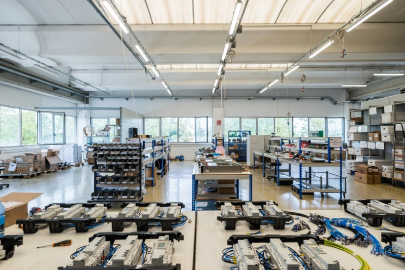 AdobeStock_1341726531 progettazione-quadri-elettrici-e-elettronica-industriale-a-milano